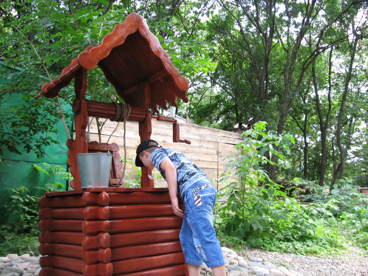 Мальчик что то ищет в колодце. Может там "майские указы" плавают?