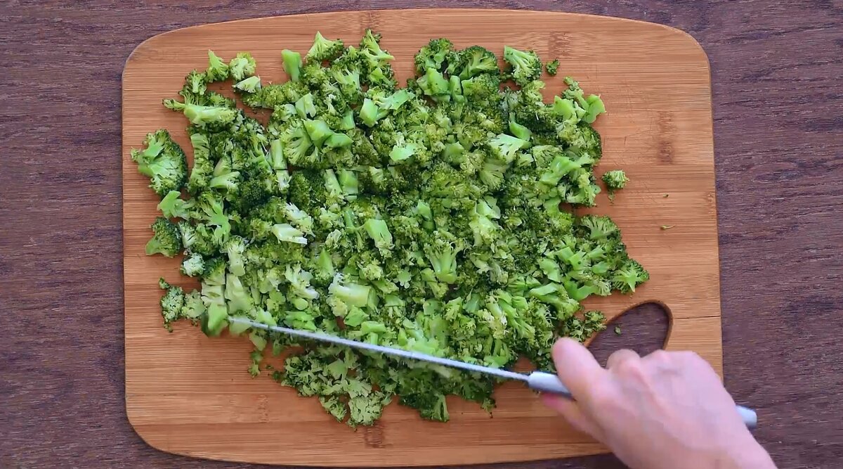 Измельчаем капусту брокколи на разделочной доске  Фото: cooktoria.com