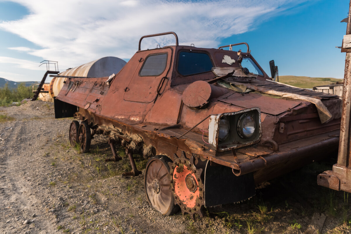 Даже вездеходы, спустя 20 лет после ухода людей, выглядят в Полярном усталыми