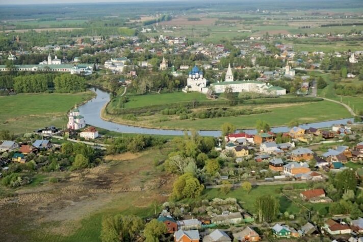 Суздаль. Вид на Кремль с земляными укреплениями XI-XII веков и Рождественским собором (1221-1225 годы), стоящим на месте древнейшего городского храма начала XII века.