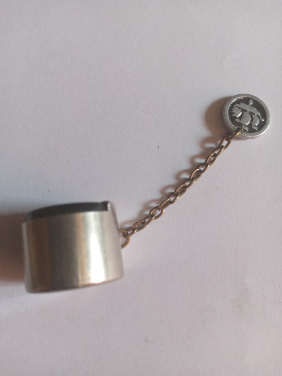 Высота монетницы 1 см 5 мм и вмещает 10 монет 