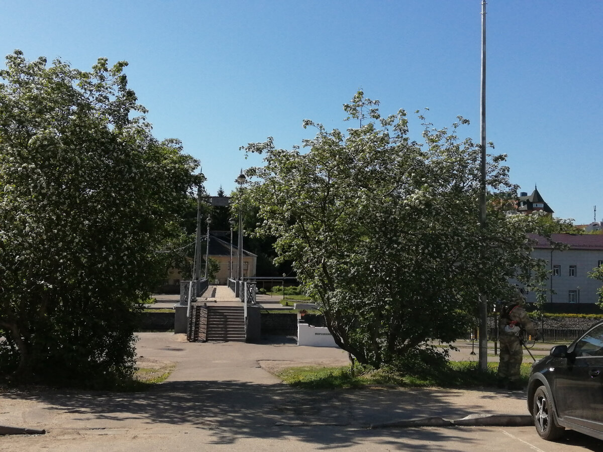 По берегу под этим мостом приходится проходить, согнувшись в три погибели, но все почему-то идут именно под мостом, хотя рядом есть дорожка и это отлично видно на этой фотографии. 