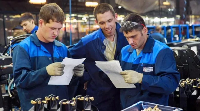 Рабочие на заводе