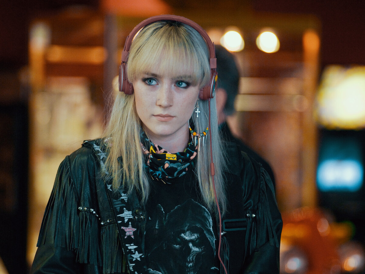 Сирша в начале фильма – типичный подросток, всем недовольный и колючий