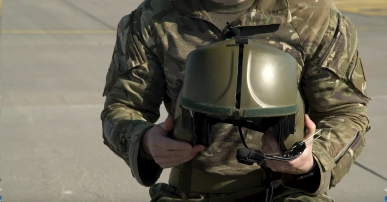 Снаряжение пилота вертолёта Апач английской армии. Скриншот https://www.youtube.com/watch?app=desktop&v=cbWe1gJVDaA
