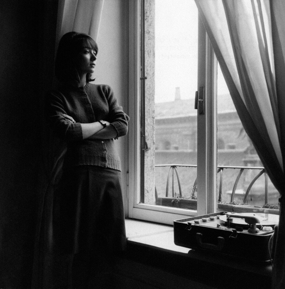 Фото отсюда: https://vogue.ua/article/culture/lifestyle/nevrolog-obyasnyaet-kak-spravitsya-s-chuvstvom-odinochestva-vo-vremya-samoizolyacii.html