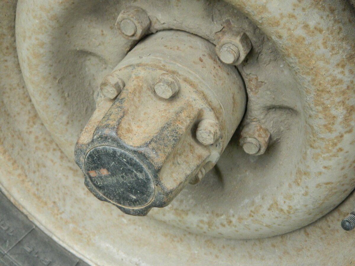 Фотография автоматических ХАБов на передних колесах.