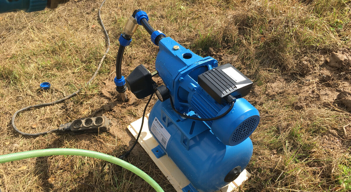 Скважина пробурена, насос установлен. Фото автора