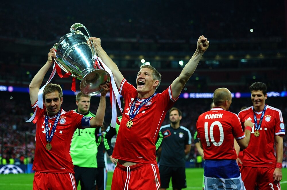 Филипп Лам и Бастиан Шванштайгер празднуют победу в Лиге Чемпионов