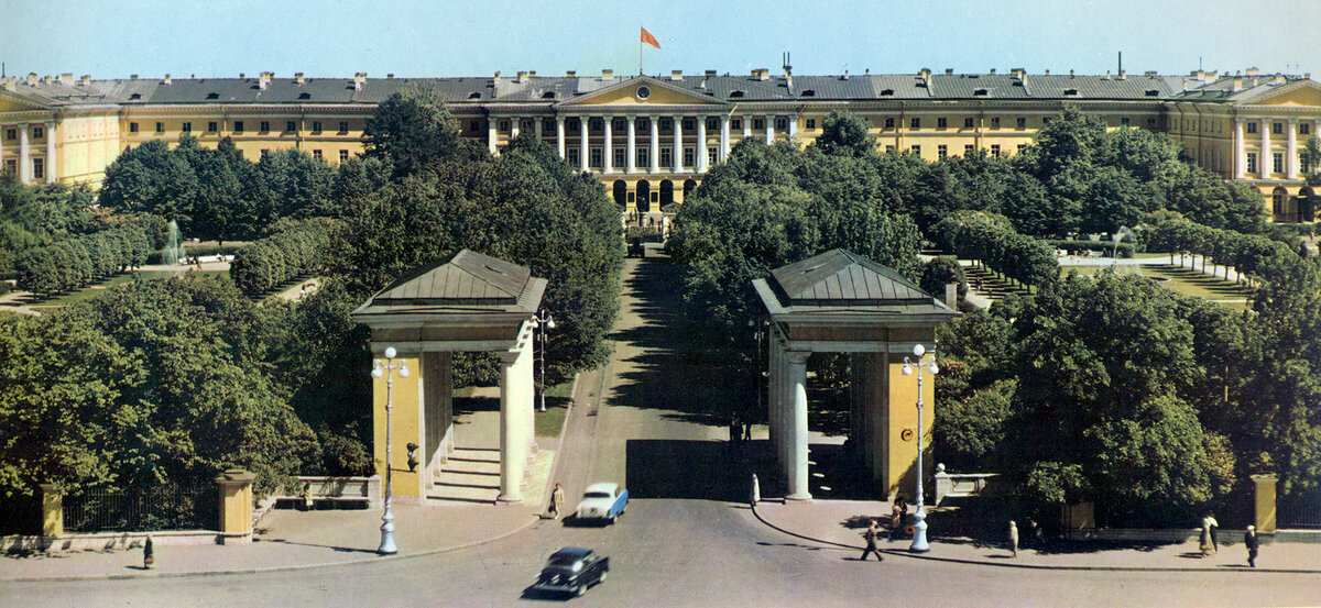 01. Смольный