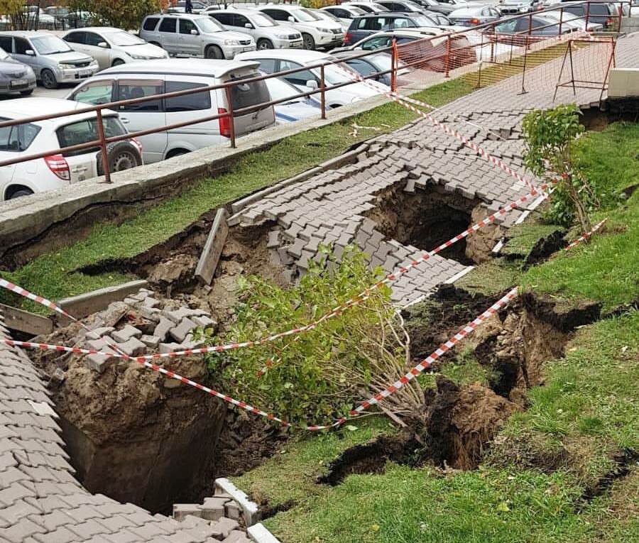 А это уже провал где пострадала пешеходная зона.