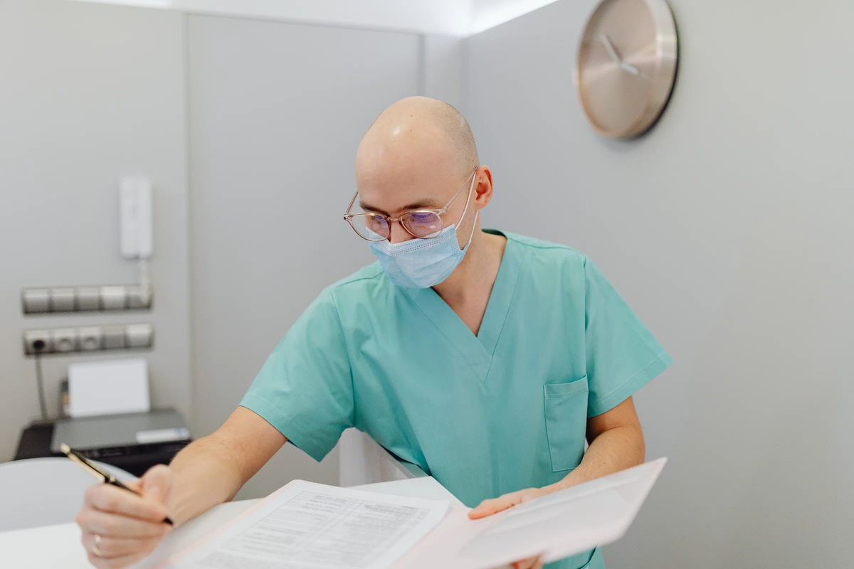 Иностранец имеет право оформить больничный, если законно находится в РФ