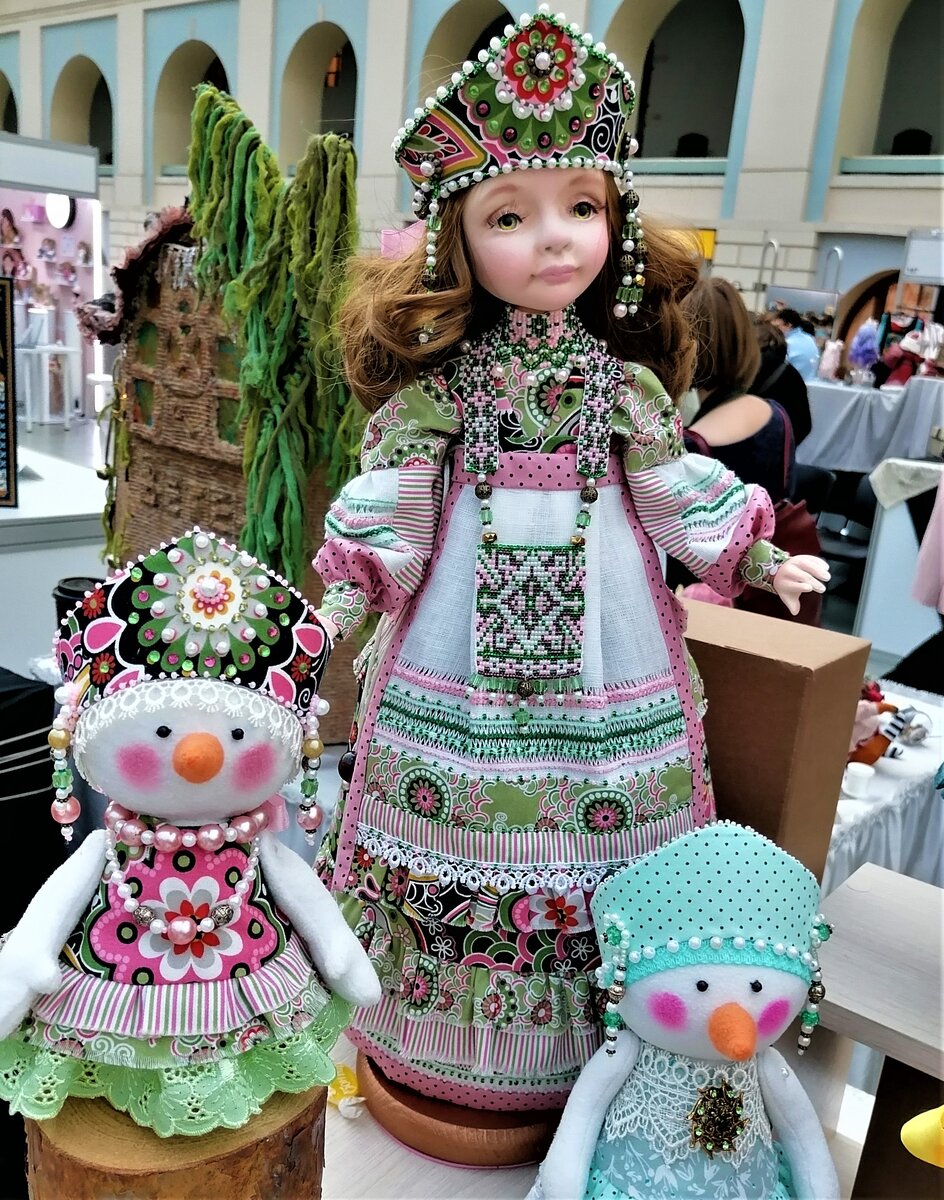 Куклы в национальных костюмах.Присутствовали куклы в национальных нарядах. 