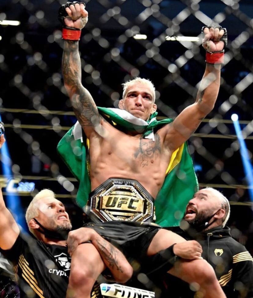 Я бы хотел поделиться с вами своим мнением о бойце, который в эту субботу защитил титул чемпиона UFC легкого веса, ранее принадлежащий Российскому бойцу - Хабибу Нурмагомедову, который закончил карьеру в прошлом году на мажорной ноте из 13 выигранных поединков подряд в самом сильном  промоушене мира - UFC. 



Речь пойдет о настоящем "Монстре" из Бразилии - Чарльзе Оливейре, который в данный момент идёт на серии из 10 побед подряд и победил практически всех ТОПов легкой и полулегкой весовой категории. 