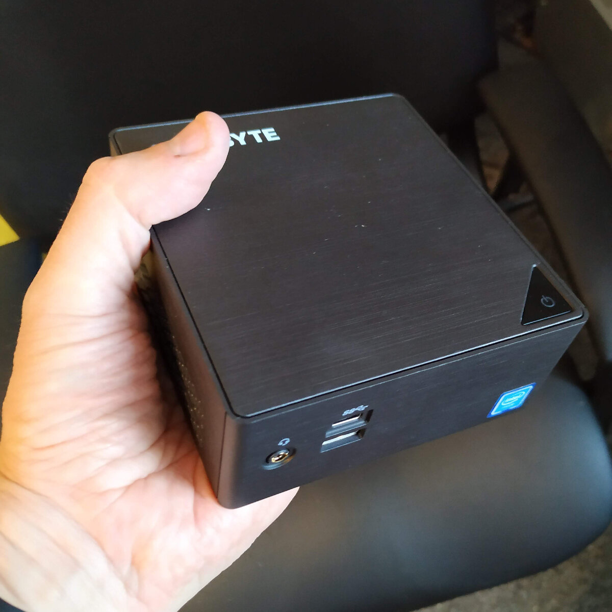 Платформа GIGABYTE BRIX s, на базе Intel Celeron J4105. Листайте фото.