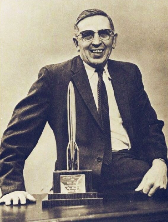 Клиффорд Дональд Саймак (1904-1988 гг.) с одной из своих наград. Это фото появилось на первом советском издании романа "Город" 1974 года в серии "Библиотека современной зарубежной фантастики" (входит в серию БСФ)