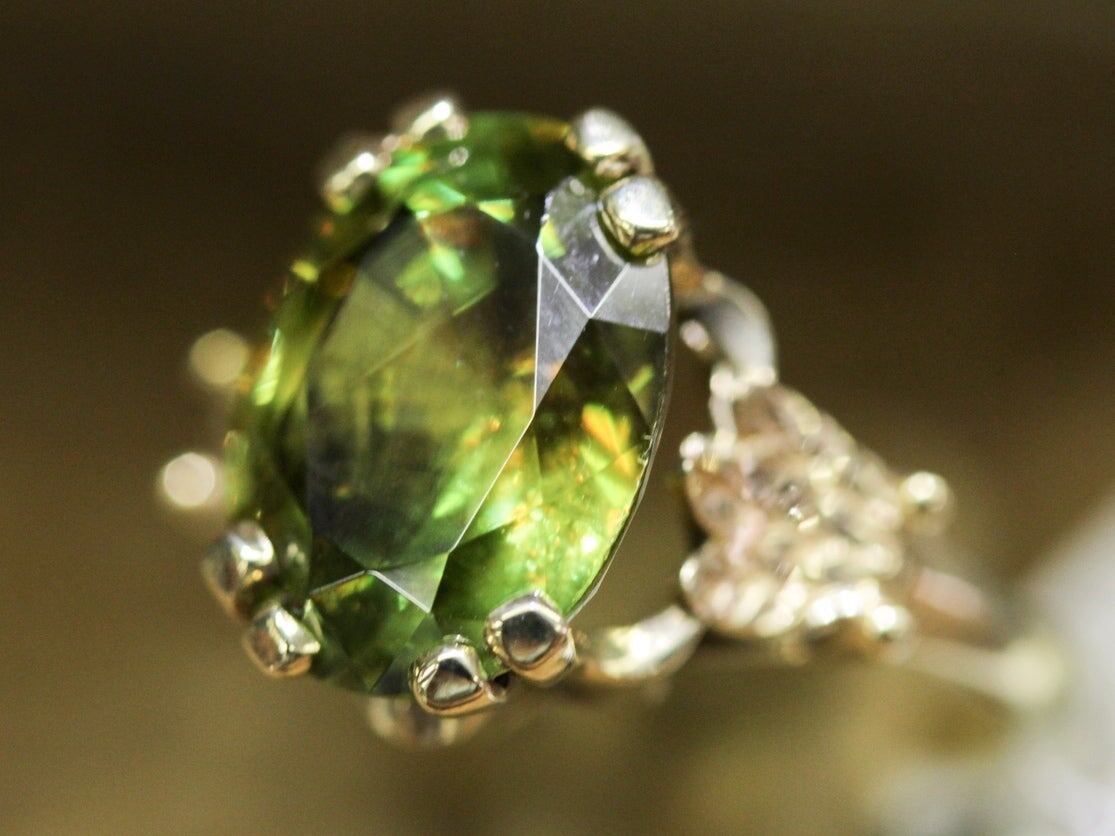  https://www.marketsquarejewelers.com/blogs/msj-handbook/sphene-a-rare-beauty  