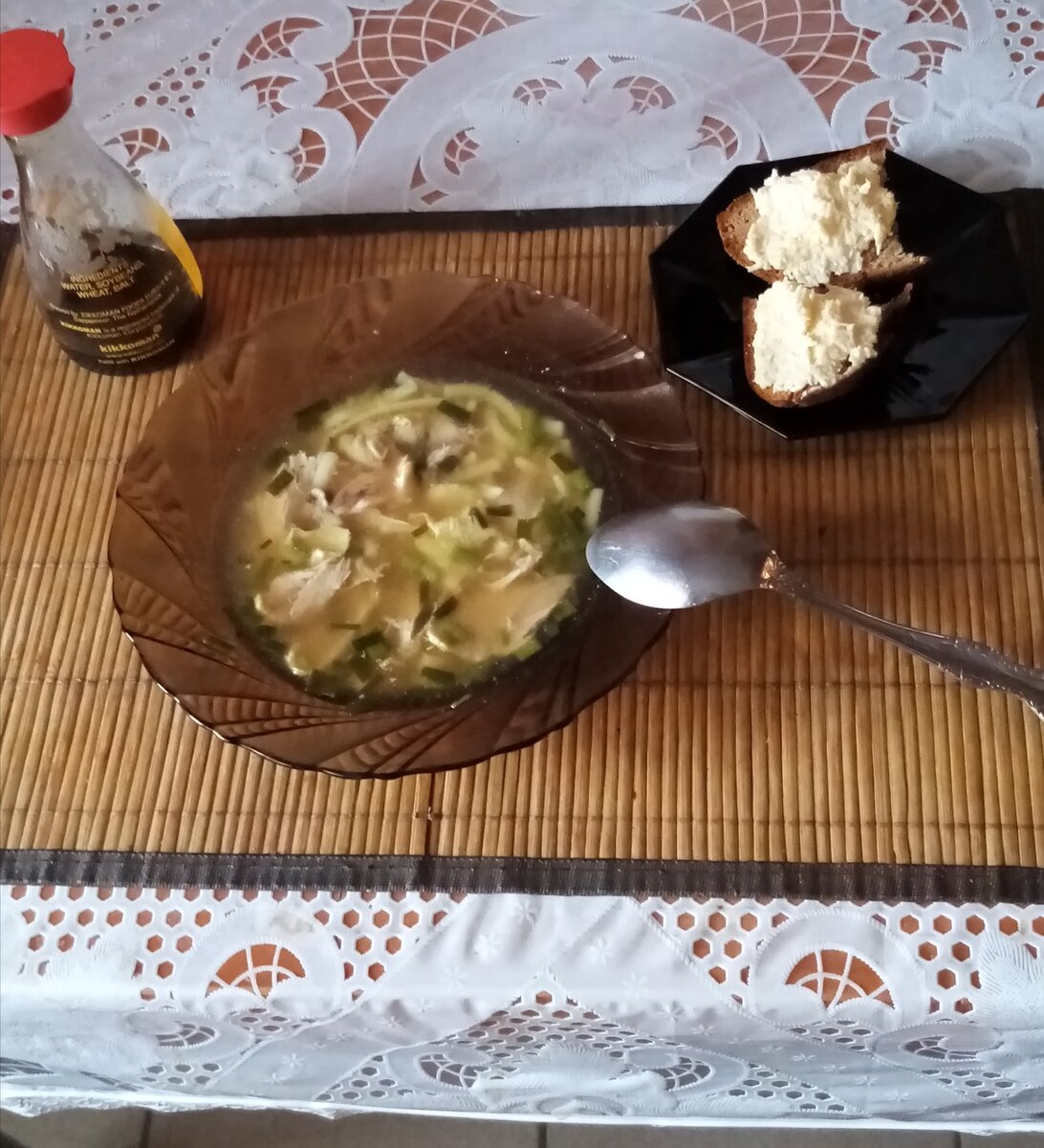 Куриная лапша и чёрный хлеб с сырной намазкой