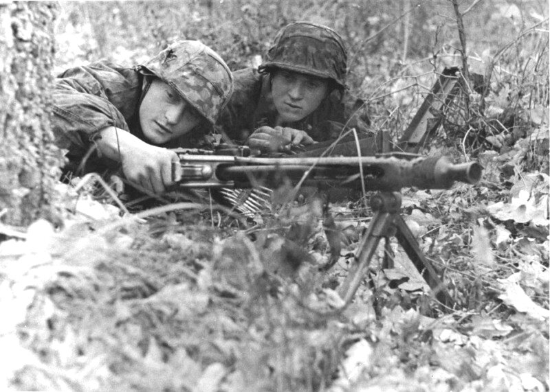 Замена ствола MG 42 в условиях боя. Фото с сайта https://skaramanga-1972.livejournal.com/268312.html