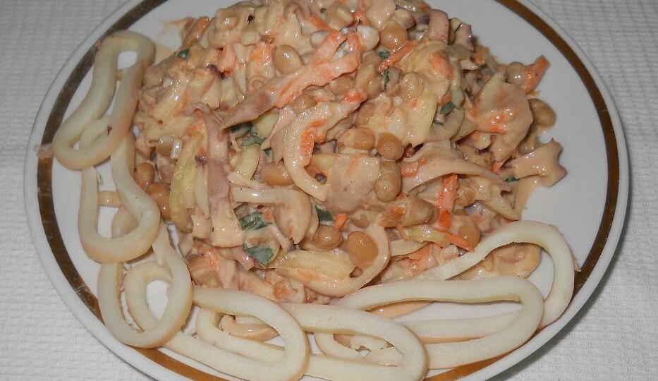 Cалат из кальмаров с белой фасолью.