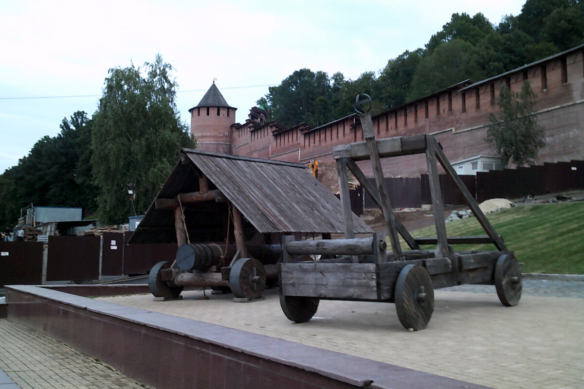 Осадные орудия - пороки - у стен Нижегородского Кремля