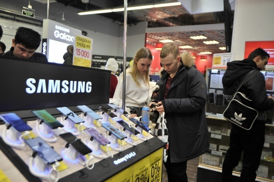     Экономист Переславский заявил, что укрепление рубля приведет к снижению цен на технику на 20-30% Алексей БУЛАТОВ