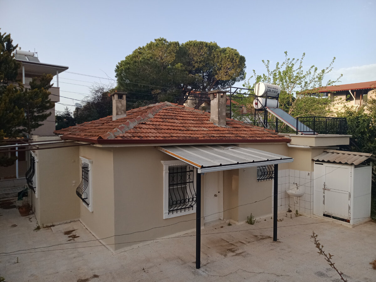 Домик - дин из первых в этом месте, одноэтажный, с удобствами на улице.