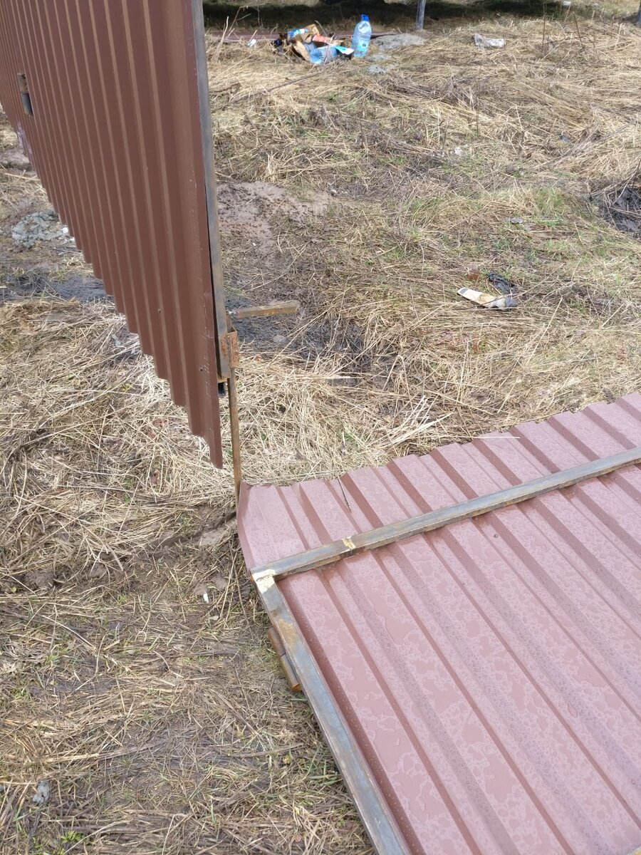 Рамка створки меньше листа и сварена из кусочков. О качестве самой сварки говорит оторванная створка.