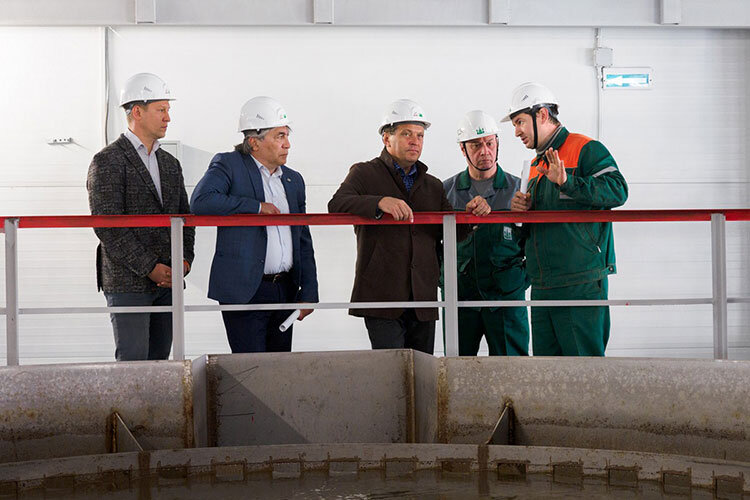 Обновленный цех очистных сооружений посетили мэр Казани Ильсур Метшин, гендиректор КОСа Фарид Минигулов, замруководителя исполкома Казани Искандер Гиниятуллин и глава администрации Кировского и Московского районов Сергей Миронов