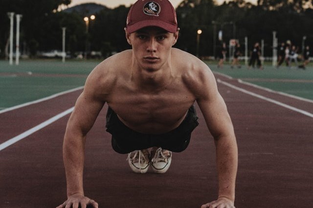     Чем отжимания на брусьях лучше отжиманий от пола?