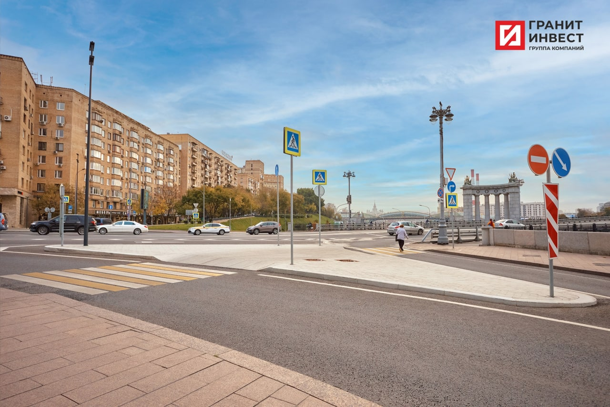 В России установка на дороги островков безопасности регламентируется ГОСТ 33151-2014 и ГОСТ Р 52766-2007.