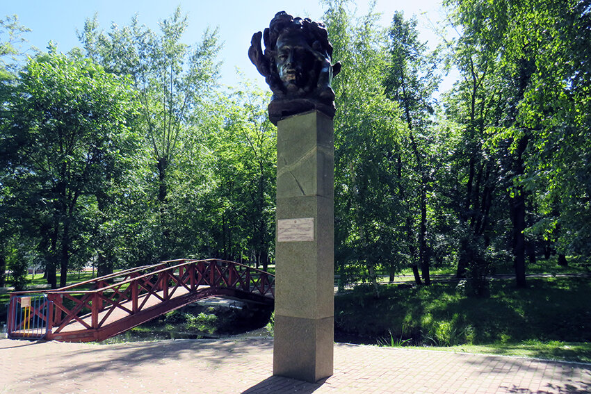 Уютные зеленые аллеи, интересные тематические площадки, веселые аттракционы - все это делает парк имени Пушкина в Саранске излюбленным местом отдыха.-10