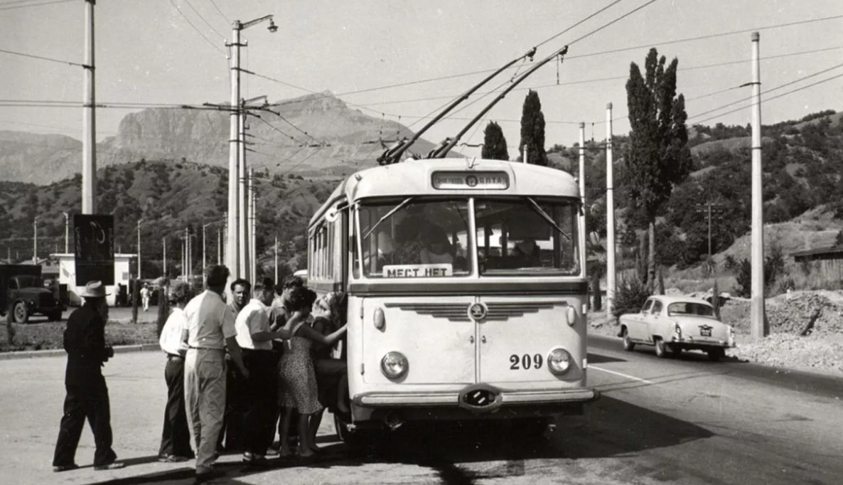 Троллейбус 209 на маршруте №12 Ялта-Симферополь, который был открыт 25.7.1961. Фото: СТК (Чехословацкое информационное агентство); 1962 год