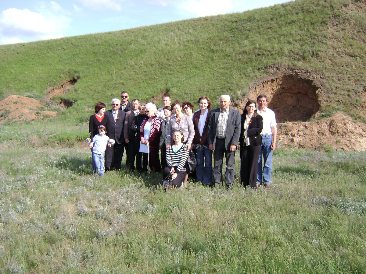 Балка Дубовая, на заднем плане видны раскопанные блиндажи.