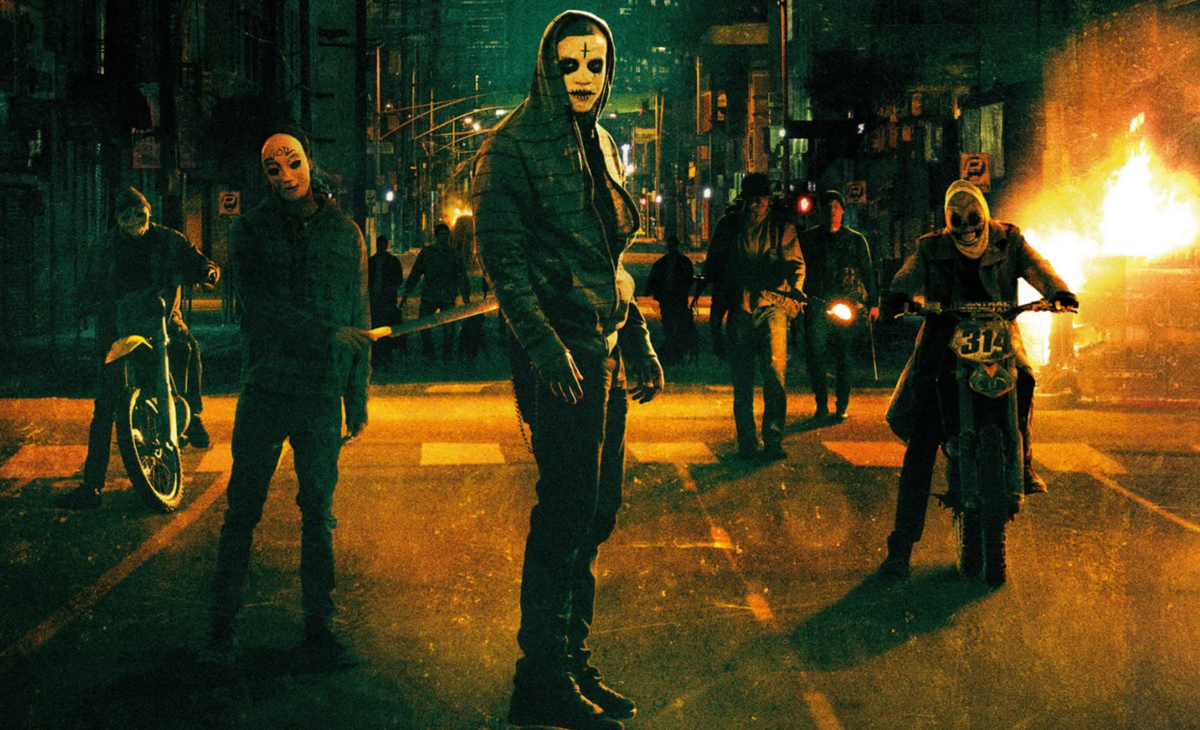 Вторая часть впустит нас на улицы мегаполиса, который кишит психами и маньяками, весь год ждавшими возможности выпустить пар на окружающих.