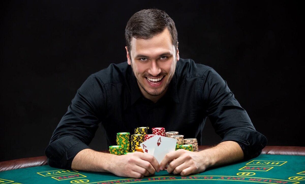 Парень за покерным столом
