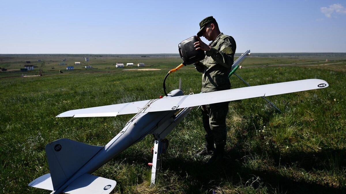    Военнослужащий заправляет топливом беспилотный летательный аппарат "Орлан-10" на Чебаркульском полигоне в Челябинской области© РИА Новости / Павел Лисицын