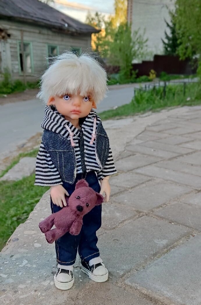 Ребенок, гуляющий года в 4-5 по всему кварталу, никого в моем детстве не удивлял. А дети лет 7-8 часто забредали и куда дальше.