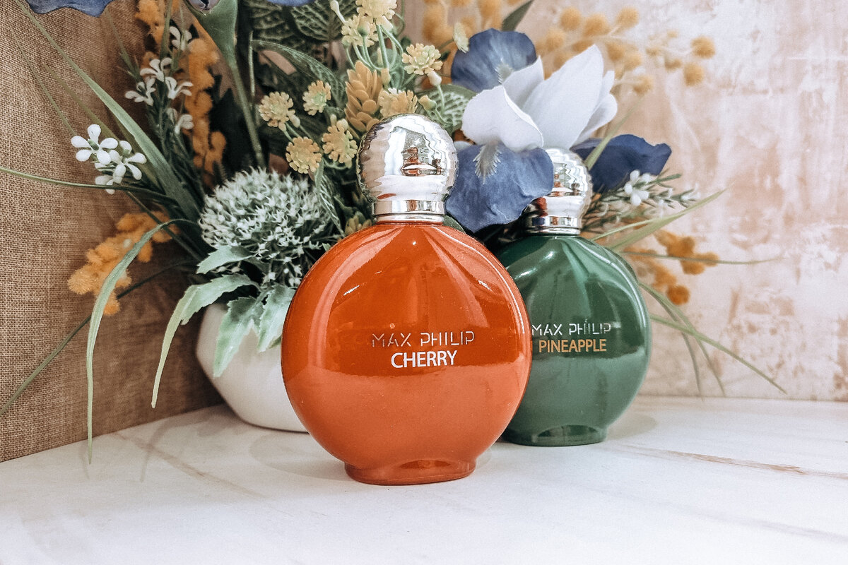 Выделенные синим цветом названия ароматов — это ссылки. Можете на них нажимать, чтобы перейти на страницу заинтересовавшего вас парфюма в Арома Бутик, и посмотреть актуальные цены, имеющиеся в продаже объемы, отзывы покупателей