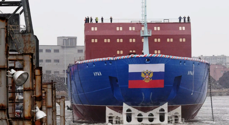 Ледокол "Урал" на стади строительства (фото с сайта spb.dixinews.ru)