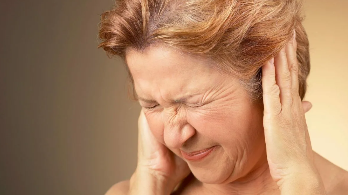 Пульсирующие закладывает уши. Шум в ушах у старика. Женщина шум в ушах. Головная боль шум в ушах.