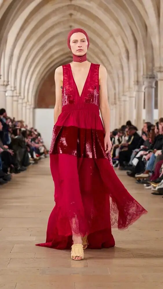 Красное платье от Lanvin осень-зима 2023-2024