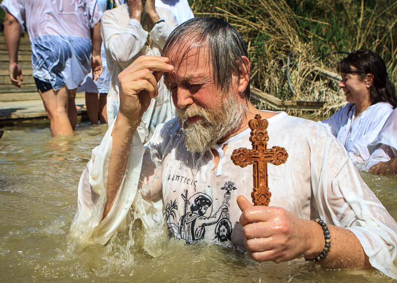 Осенение крестным знамением. Крестное Знамение в храме. Крестное Знамение Православие. Человек крестится. Крестить человека.