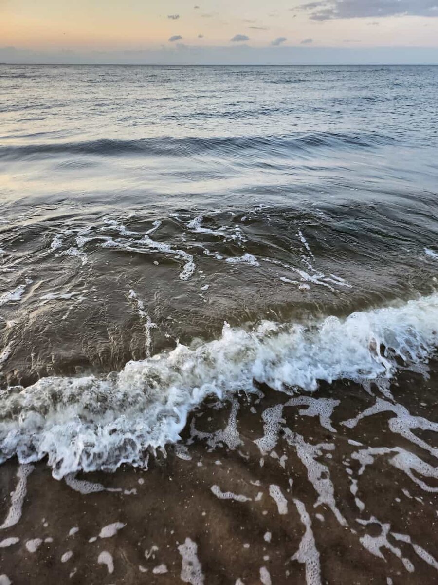 Вечером гулял по безлюдному берегу моря. Это было не весело и не грустно — это было прекрасно. (Винсент Ван Гог). Желаю и вам, мои читатели, прекрасного настроения.