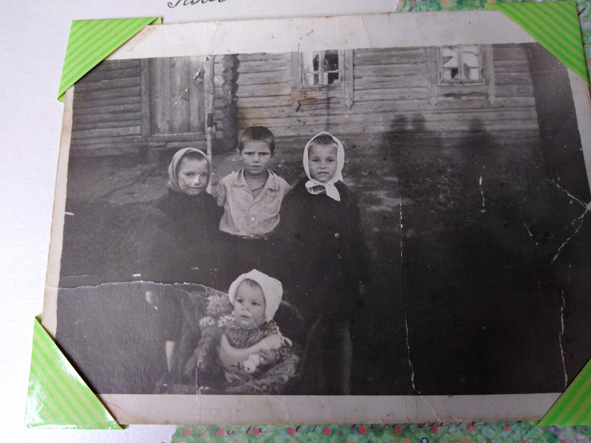 Вот такой я себя уже помню. И друзей своих - тоже. Мы стоим перед домом, в котором жили вместе с Бабой Лушей. Малыш - мой братик, его я и нянчила.