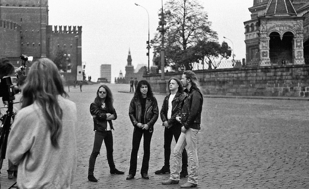 Артисты ансамбля Metallica фотографируются на Красной Площади в Москве