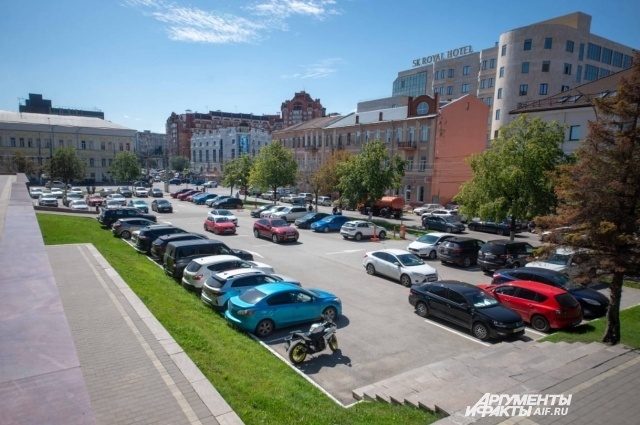    Парковка у "Белого дома" в Туле - одни иномарки. Фото:  АиФ/ Кирилл Романов