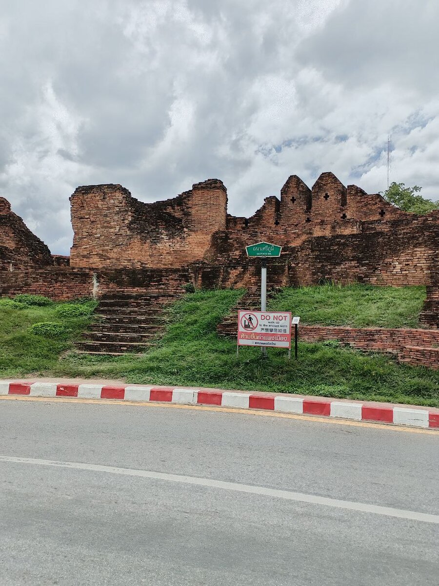 Стена исторического центра города Чиангмай.