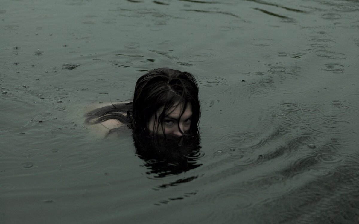 Едва первые лучики солнца коснулись окон старенького домика, как из него вышел высокий молодой человек, в форме пятнистого цвета и заплечным мешком за спиной… Он внимательно  посмотрел на небо и...