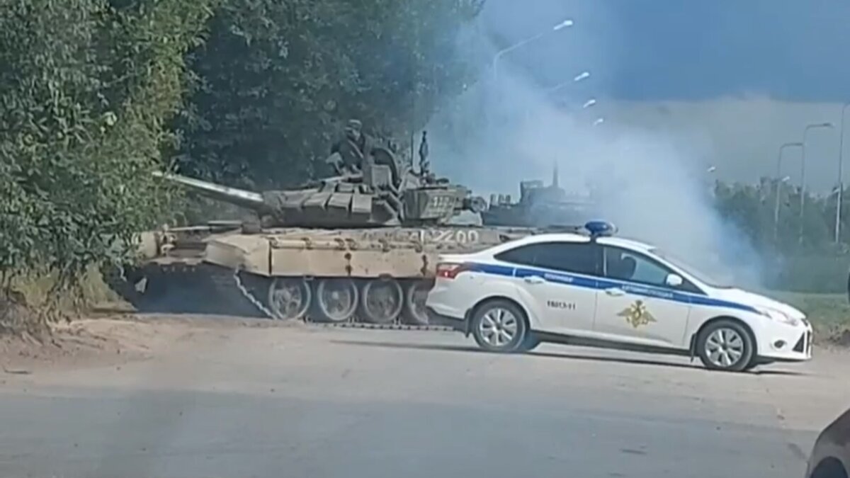     Танки перерыли трассу недалеко от Карелии. Взрывы прогремят в райцентре. Умерших в нескольких селах Карелии хоронят прямо в лесу. Итоги уходящей недели.